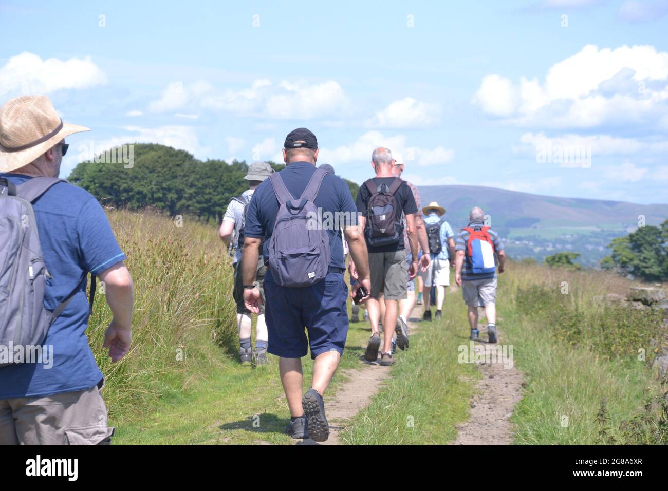 Gli escursionisti e gli escursionisti godono del sole sotto il cielo blu vicino a Langho, Lancashire, Regno Unito, mentre la mini ondata di calore continua nel luglio 2021. La temperatura sta colpendo 30C in alcune parti del Regno Unito. Il 15 luglio 2021 la sanità pubblica Inghilterra (PHE) ha emesso un allarme di salute termica. Foto Stock