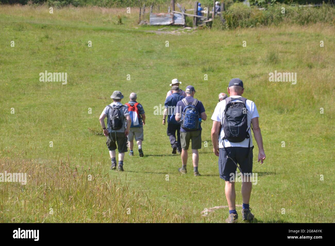 Gli escursionisti e gli escursionisti godono del sole sotto il cielo blu vicino a Langho, Lancashire, Regno Unito, mentre la mini ondata di calore continua nel luglio 2021. La temperatura sta colpendo 30C in alcune parti del Regno Unito. Il 15 luglio 2021 la sanità pubblica Inghilterra (PHE) ha emesso un allarme di salute termica. Foto Stock
