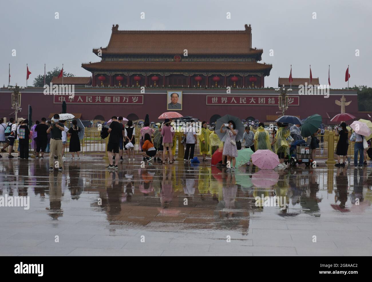 Pechino, Cina. 18 luglio 2021. I turisti usano gli ombrelli durante una visita a Piazza Tiananmen in una giornata piovosa. L'Osservatorio Meteorologico di Pechino ha migliorato il suo segnale di avvertimento arancione delle tempesta di pioggia, ha temporaneamente tagliato diverse strade, ha chiuso alcuni treni e ha annullato alcuni voli. (Foto di Sheldon Cooper/SOPA Images/Sipa USA) Credit: Sipa USA/Alamy Live News Foto Stock