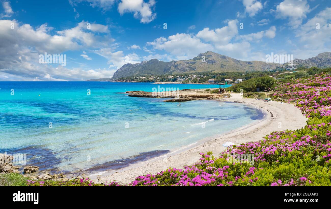 Paesaggio con la spiaggia di Sant Pere di Alcudia, Maiorca isola, Spagna Foto Stock