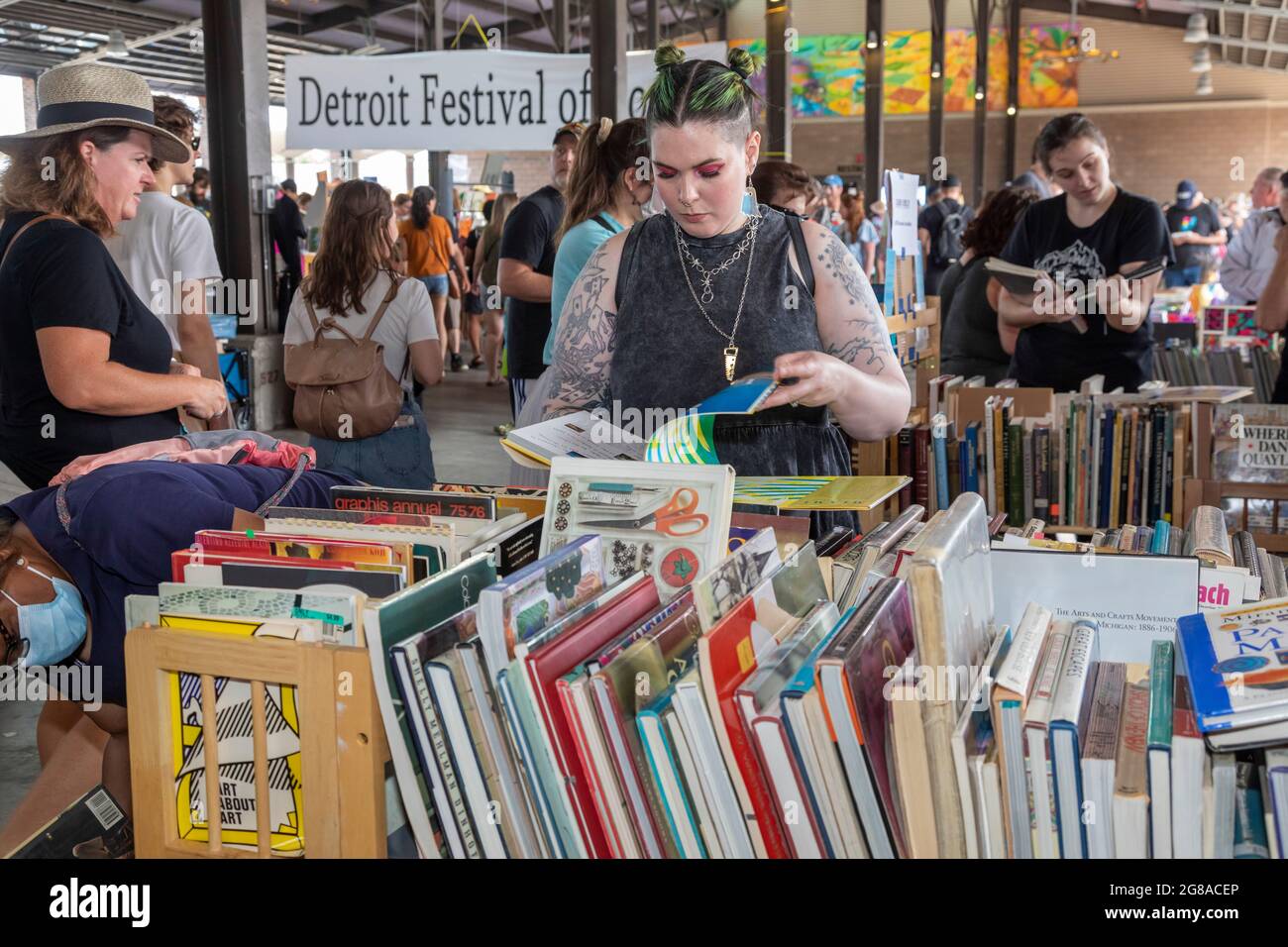 Detroit, Michigan, Stati Uniti. 18 luglio 2021. L'annuale festival dei libri di Detroit è tornato al mercato orientale dopo un anno di ferie a causa della pandemia. L'evento è il più grande festival del libro del Michigan. Credit: Jim West/Alamy Live News Foto Stock