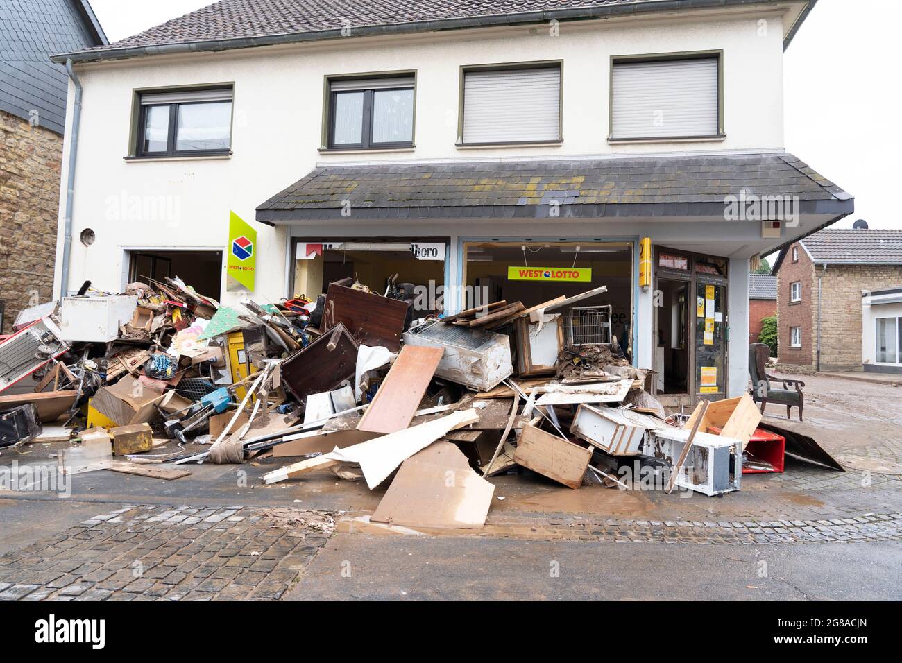 Inondazioni in NRW, il villaggio di Iversheim sulla Erft, è stato quasi completamente inondato danni a quasi tutti gli edifici e la strada, pulizia lavori, Ivershe Foto Stock