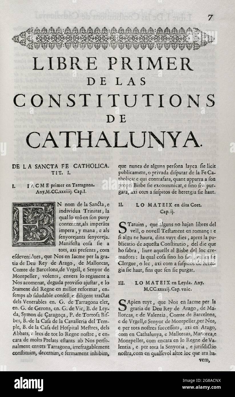 Constitutions y Altres Drets de Cathalunya, compilations en virtut del Capítol de Cort LXXXII, de las Corts per la S.C.Y.R. Majestat del rey Don Philip IV, nostre senyor celebradas en la ciutat de Barcelona qualsiasi MDCII. (Costituzioni e altri diritti della Catalogna, redatte in virtù del Capitolo LXXXII della Corte, delle corti presiedute da Filippo V e che si sono tenute nella città di Barcellona. 1702). Primo volume. Stampato nella Casa di Joan Pau Martí e Joseph Llopis Estampers, 1704. Primo libro. Dalle Costituzioni della Catalogna. Sulla fede cattolica. Re Giacomo i (1208-1276) che presiede Tarrago Foto Stock