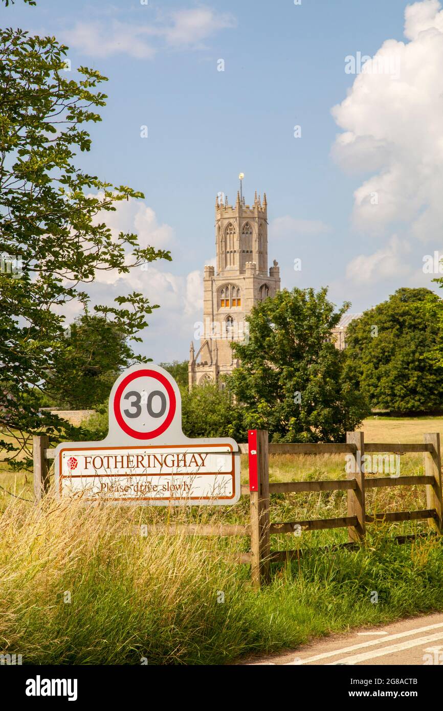 Il villaggio di Fotheringhay Northamptonshire, teatro dell'esecuzione di Maria Regina di Scozia con la chiesa di Santa Maria e di tutti i Santi Foto Stock