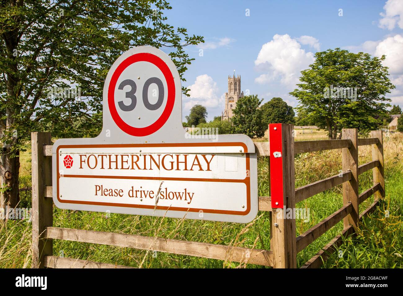 Il villaggio di Fotheringhay Northamptonshire, teatro dell'esecuzione di Maria Regina di Scozia con la chiesa di Santa Maria e di tutti i Santi Foto Stock