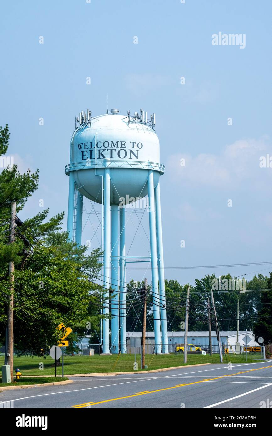 Torre d'acqua dipinta blu a Elkton, Maryland con testo di benvenuto e antenne cellulari montate su di essa Foto Stock