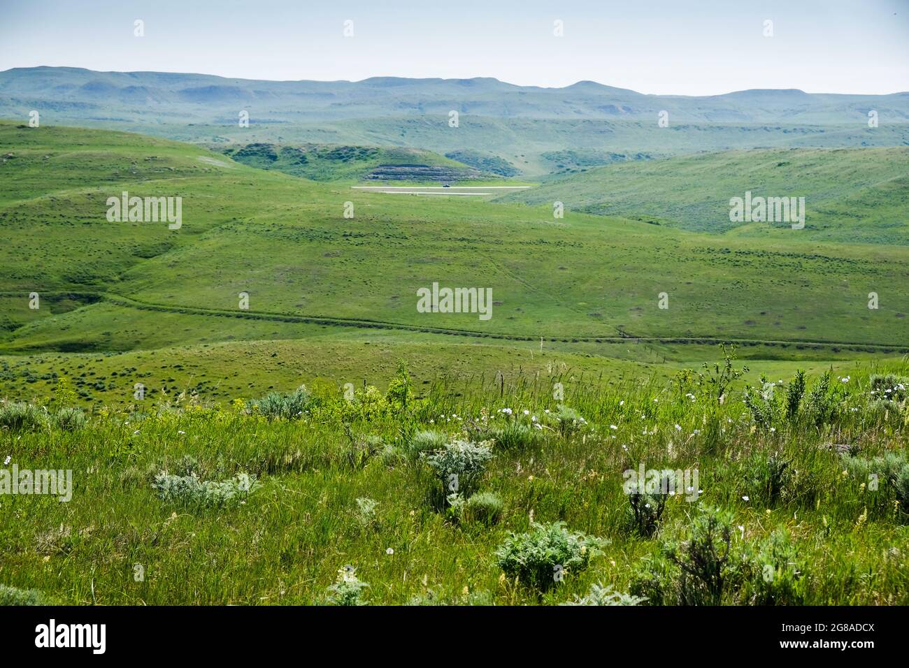 I veicoli percorrono l'Interstate 90 vicino a Story, Wyoming, con i carri del vecchio Bozeman Trail chiaramente visibili sulla collina in mezzo alla distrazione. Foto Stock