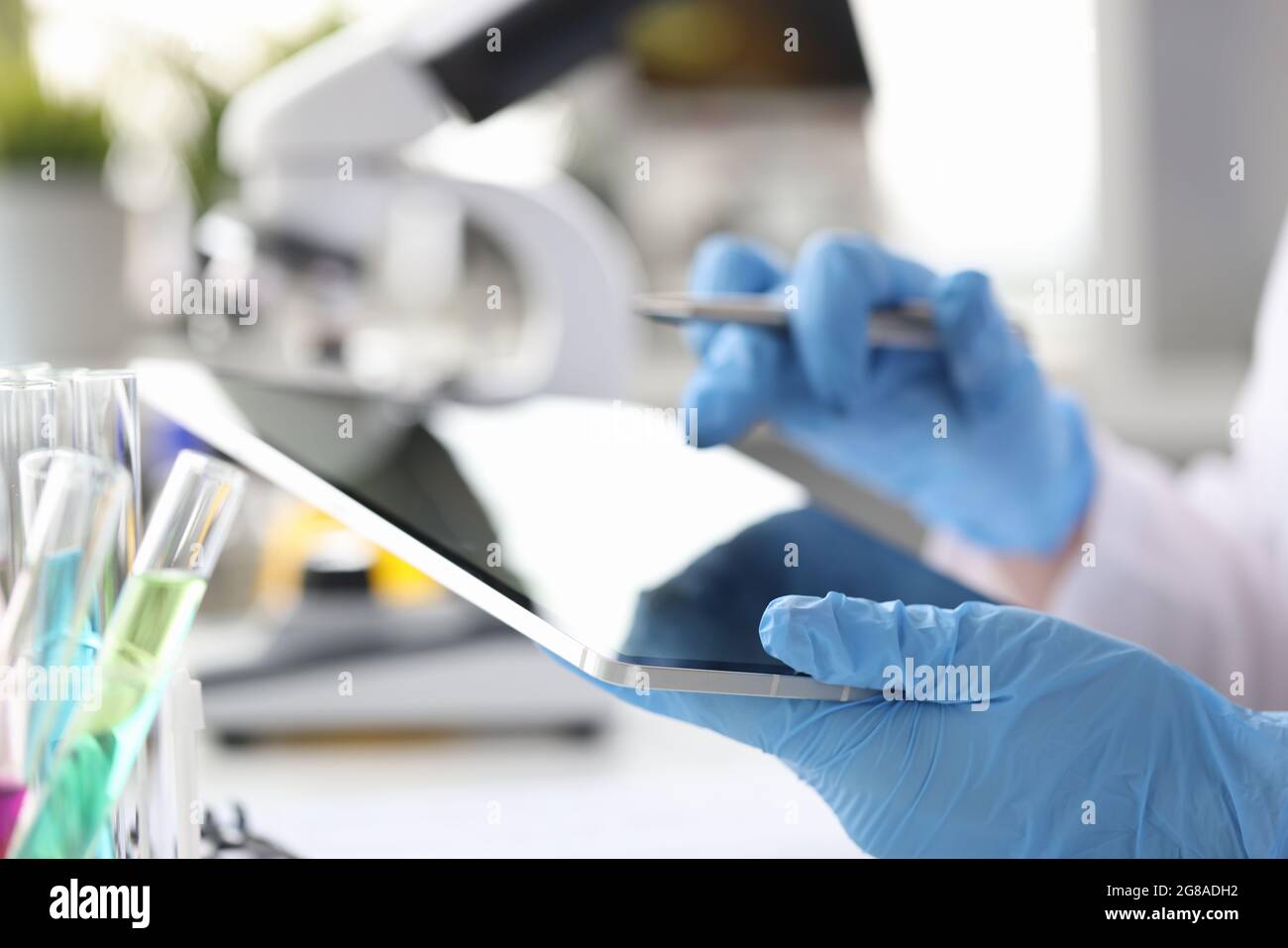 Il chimico scienziato inserisce i risultati della ricerca nel closeup della tavoletta Foto Stock