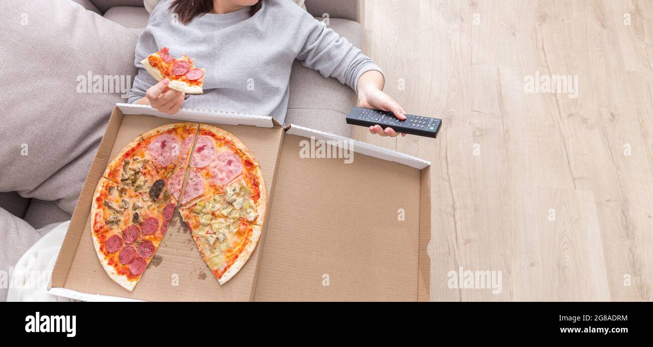 donna che mangia pizza immagine presa dall'alto Foto Stock