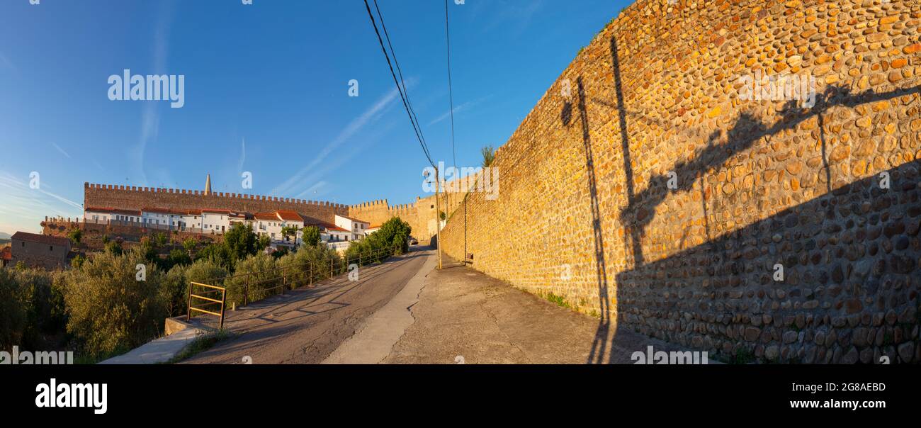 Galisteo, bellissima città murata dalla valle dell'Alagon. Recinzione ovest. Extremadura, Spagna Foto Stock