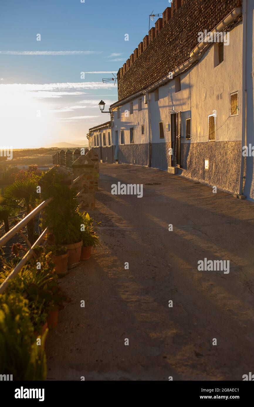 Galisteo, bellissima città murata dalla valle dell'Alagon. Casa bianca attaccata al muro. Extremadura, Spagna Foto Stock