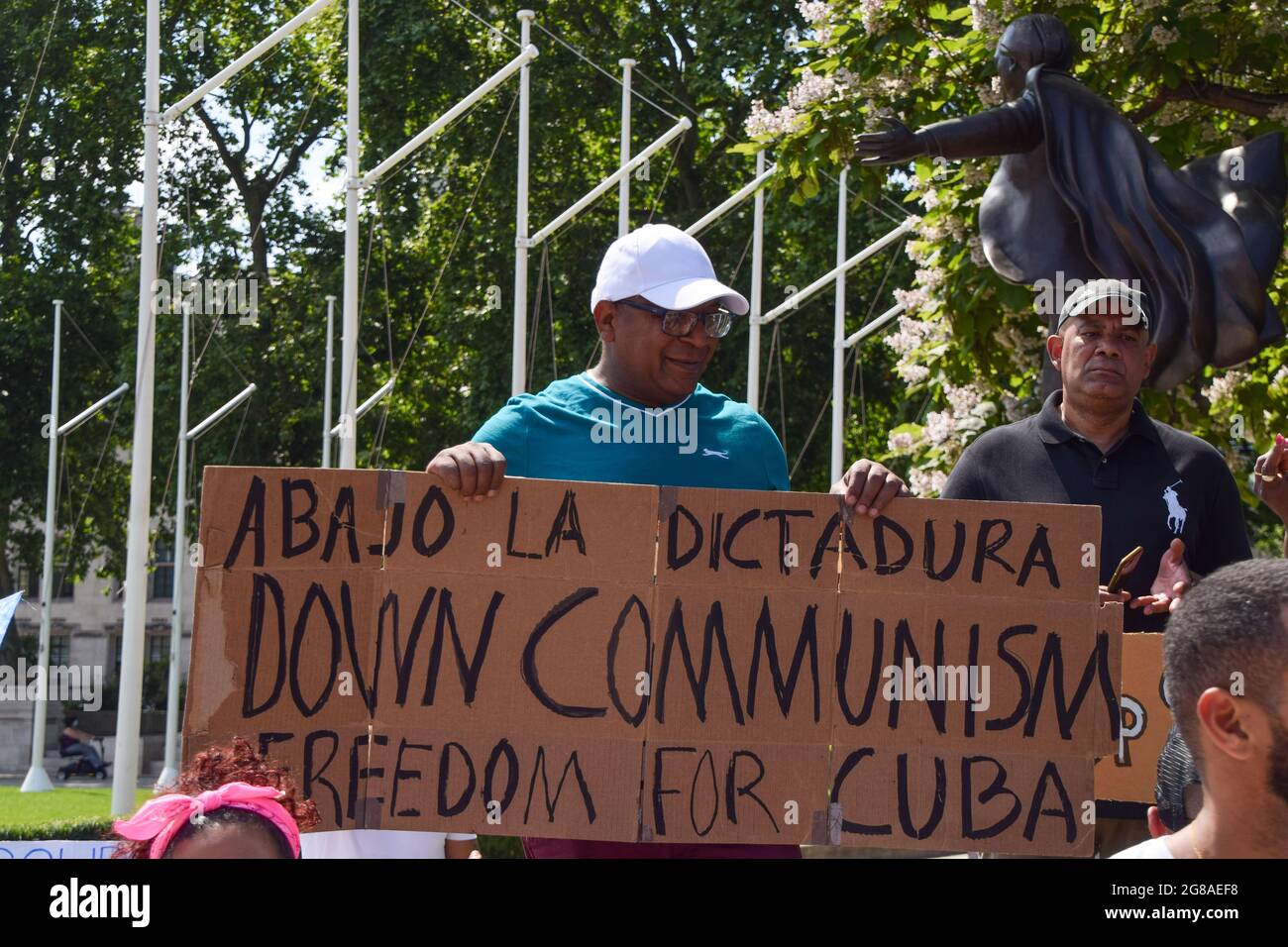 Londra, Regno Unito. 18 luglio 2021. Durante la manifestazione SOS Cuba un manifestante ha un cartello anti-comunismo. I manifestanti si sono riuniti in Piazza del Parlamento come parte delle proteste in corso a livello mondiale contro il governo cubano e i decenni di oppressione comunista nel paese. Credit: SOPA Images Limited/Alamy Live News Foto Stock