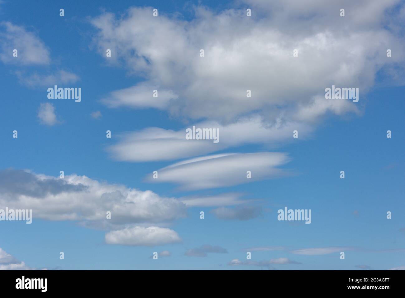 Nuvole di cumulo bianco contro cielo blu, Seaburn, Sunderland, Tyne and Wear, Inghilterra, Regno Unito Foto Stock