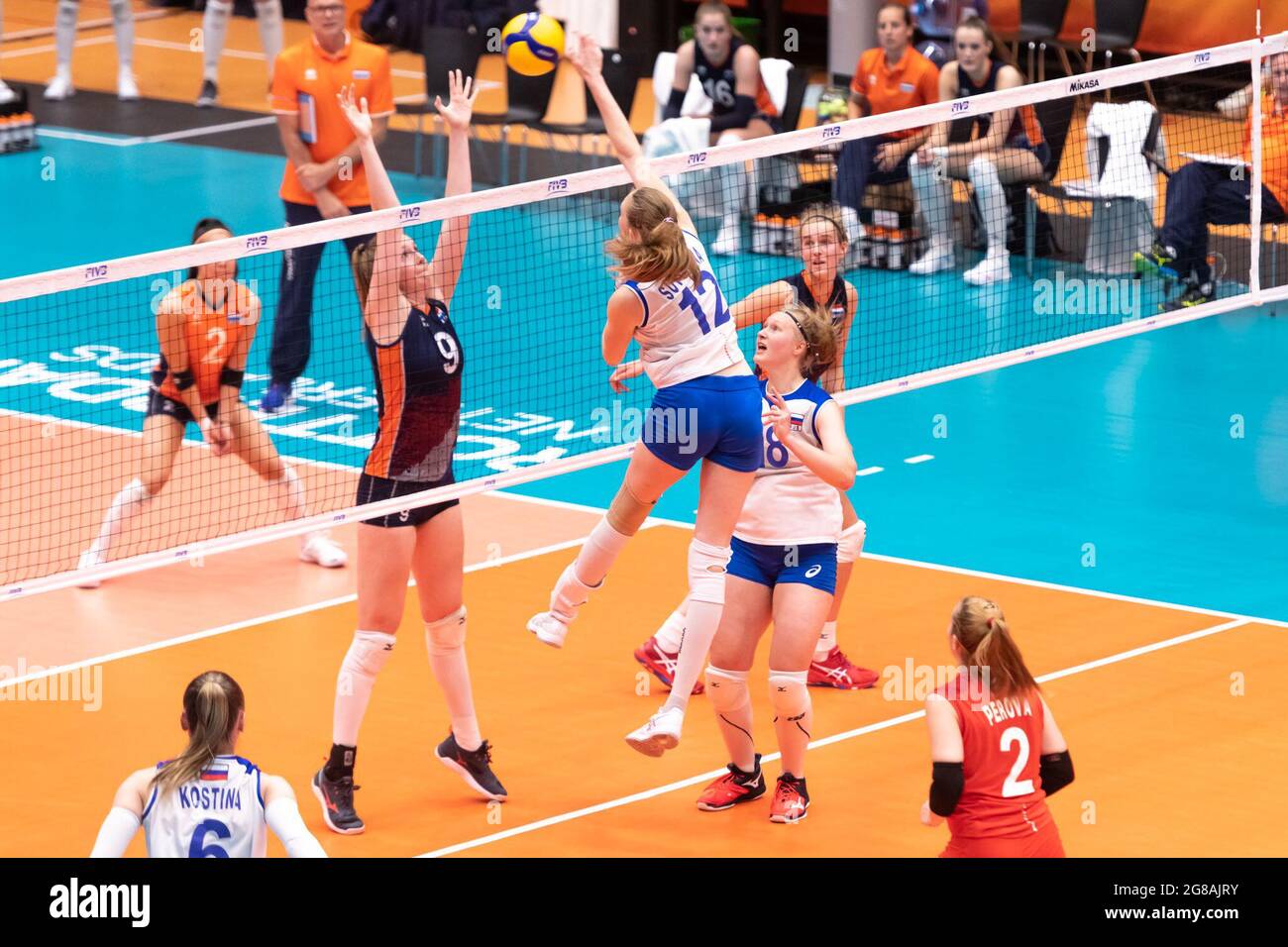 ROTTERDAM, PAESI BASSI - JULI 18: [L-R] Britte Stuut dei Paesi Bassi, Natalia Suvorova della Russia durante la partita di pallavolo femminile del Campionato del mondo U20 contro Paesi Bassi e Russia al Topsportcentrum il luglio 18, 2021 a Rotterdam, Paesi Bassi (Foto di Rene van Dam/Orange Pictures) Foto Stock