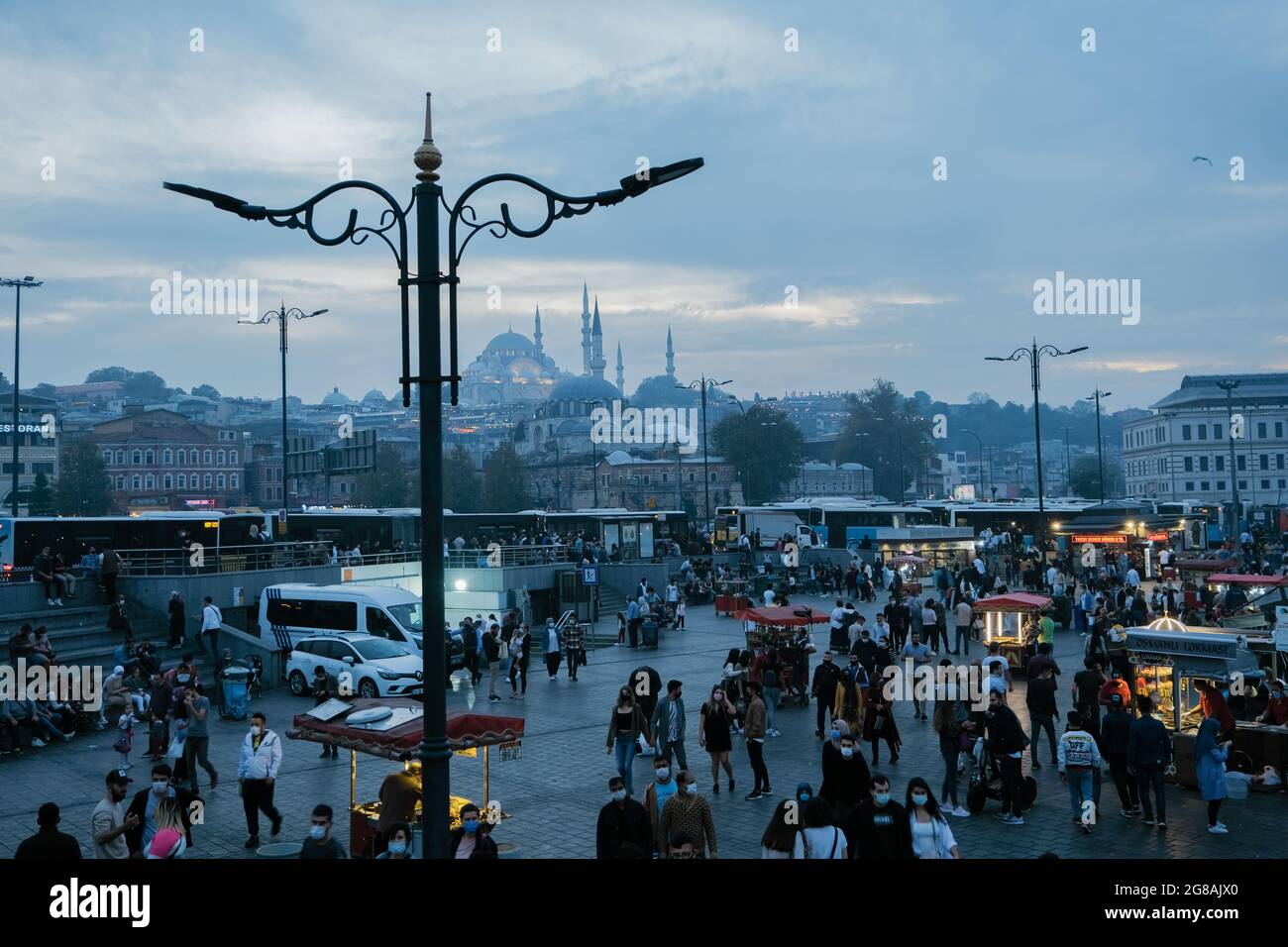 La folla in uno dei luoghi più famosi di Istanbul Foto Stock