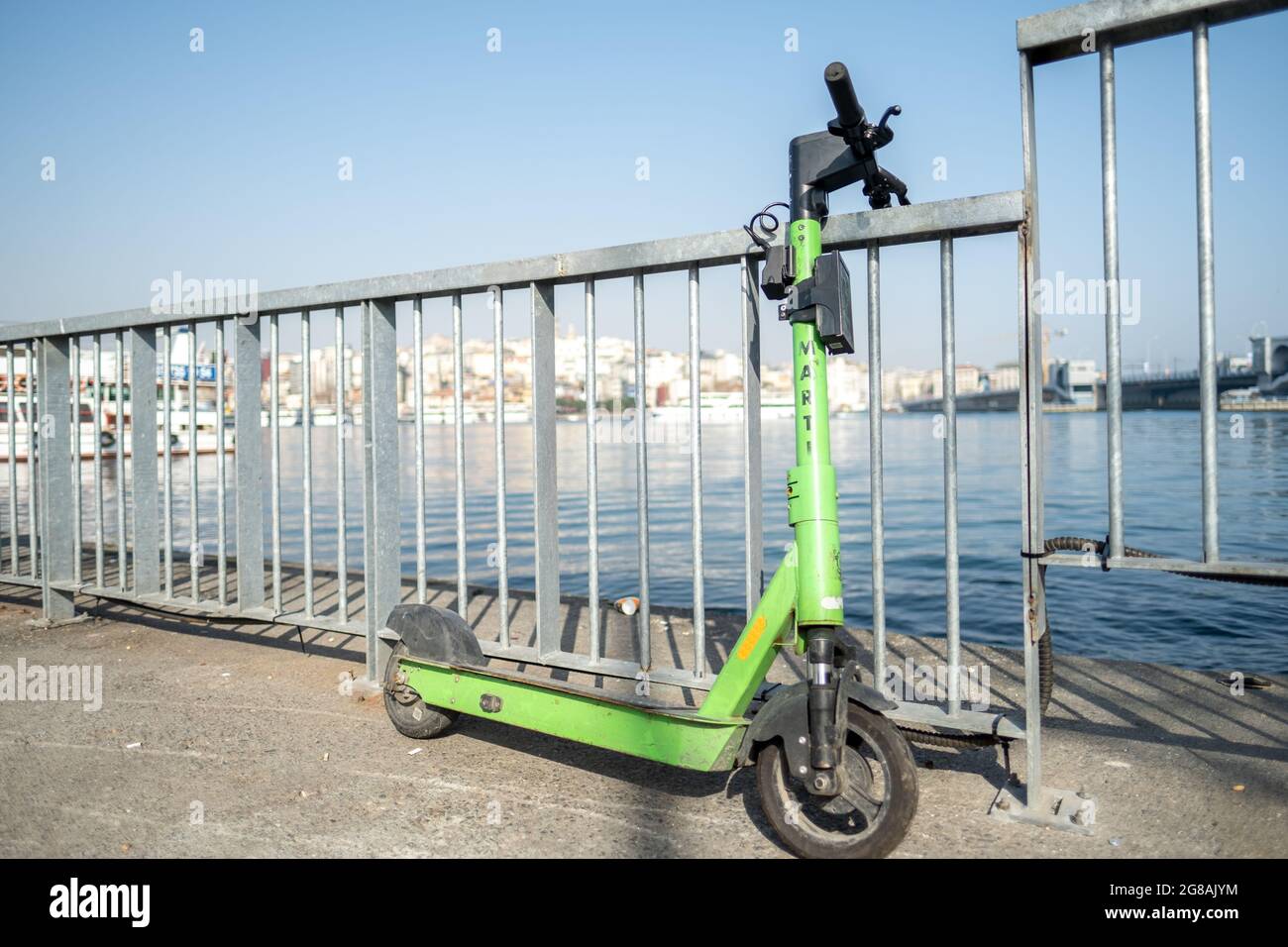 Eminonu, Istanbul, Turchia - 02.27.2021: Scooter verde parcheggiato nei  pressi di Marmara Sea, appartenente alla società di noleggio scooter  elettrici Marti (Seagull) con copia Foto stock - Alamy