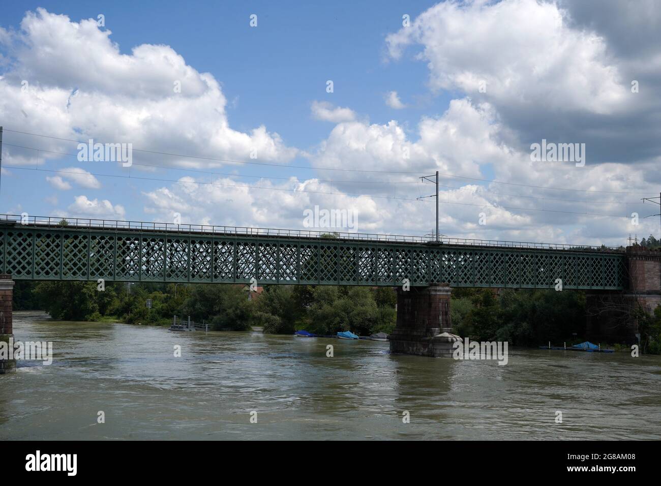 Ponte sul Reno per il trasporto ferroviario tra le città di Coblenza e Waldshut, al confine con la Germania. Acqua alta dopo forti piogge nel mese di luglio. Foto Stock