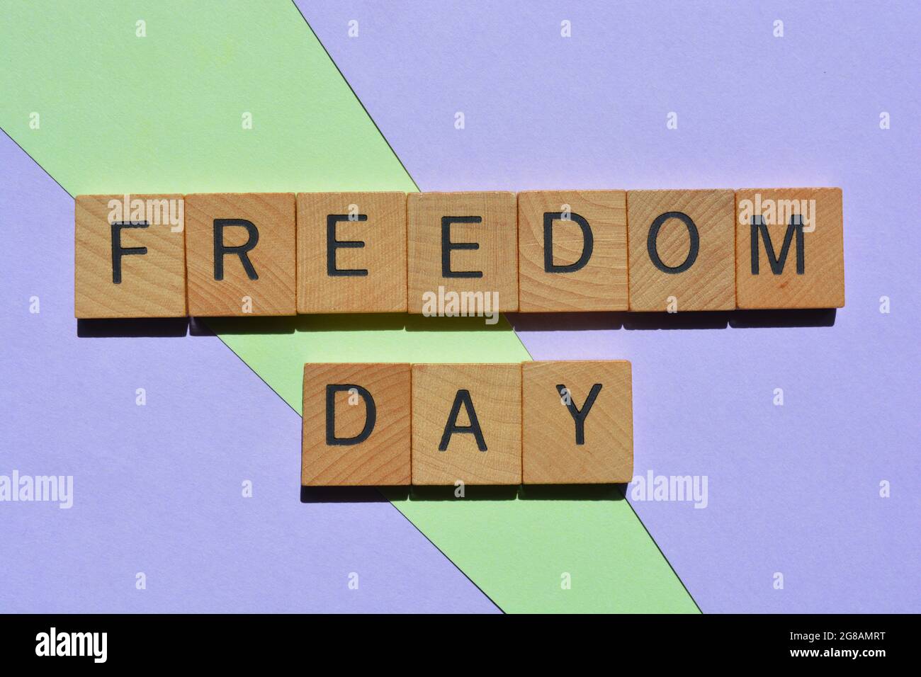 Freedom Day, parole in alfabeto ligneo isolate su colorato sfondo pastello Foto Stock