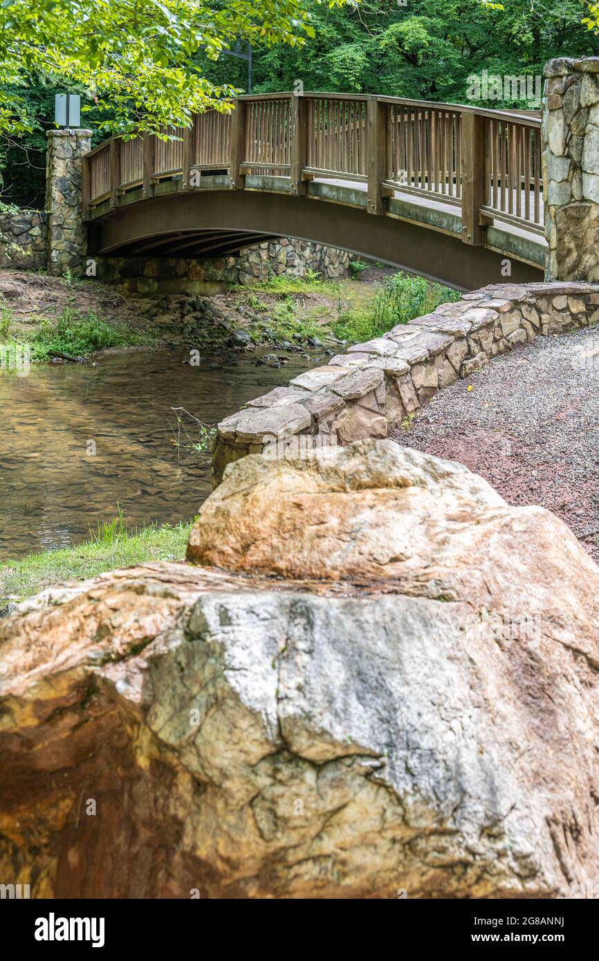 Ponte pedonale sul torrente Butternut presso il bellissimo Meeks Park di Blairsville, Georgia. (STATI UNITI) Foto Stock