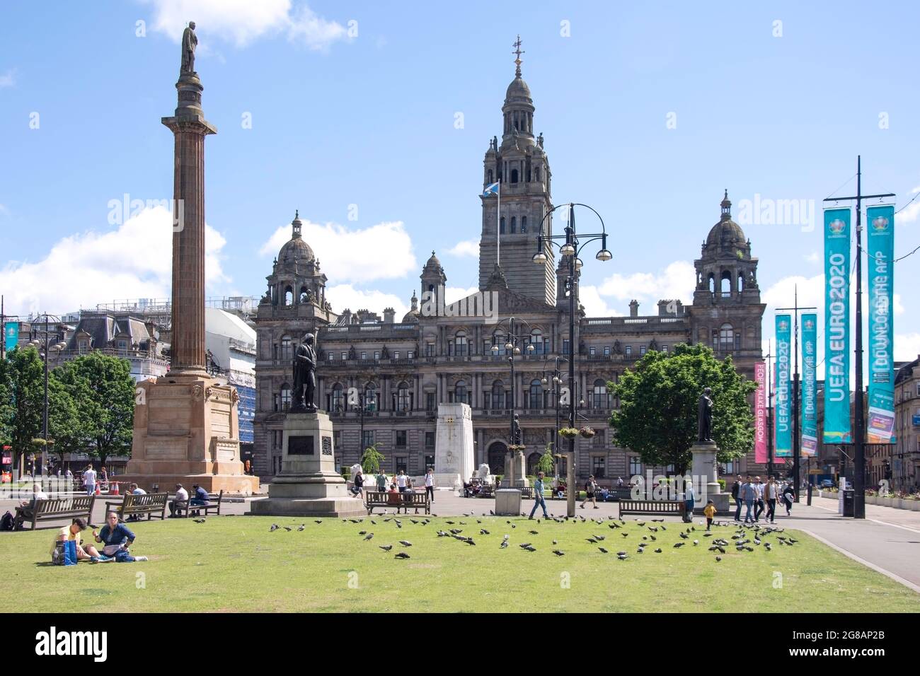 Glasgow City Chambers e Scott Monument, George Square, Glasgow City, Scozia, Regno Unito Foto Stock