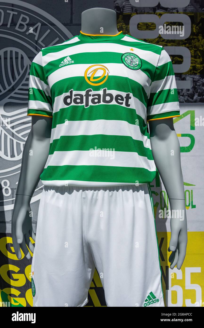 Divisa da calcio sul manichino nel Celtic Store, Argyle Street, Glasgow City, Scozia, Regno Unito Foto Stock