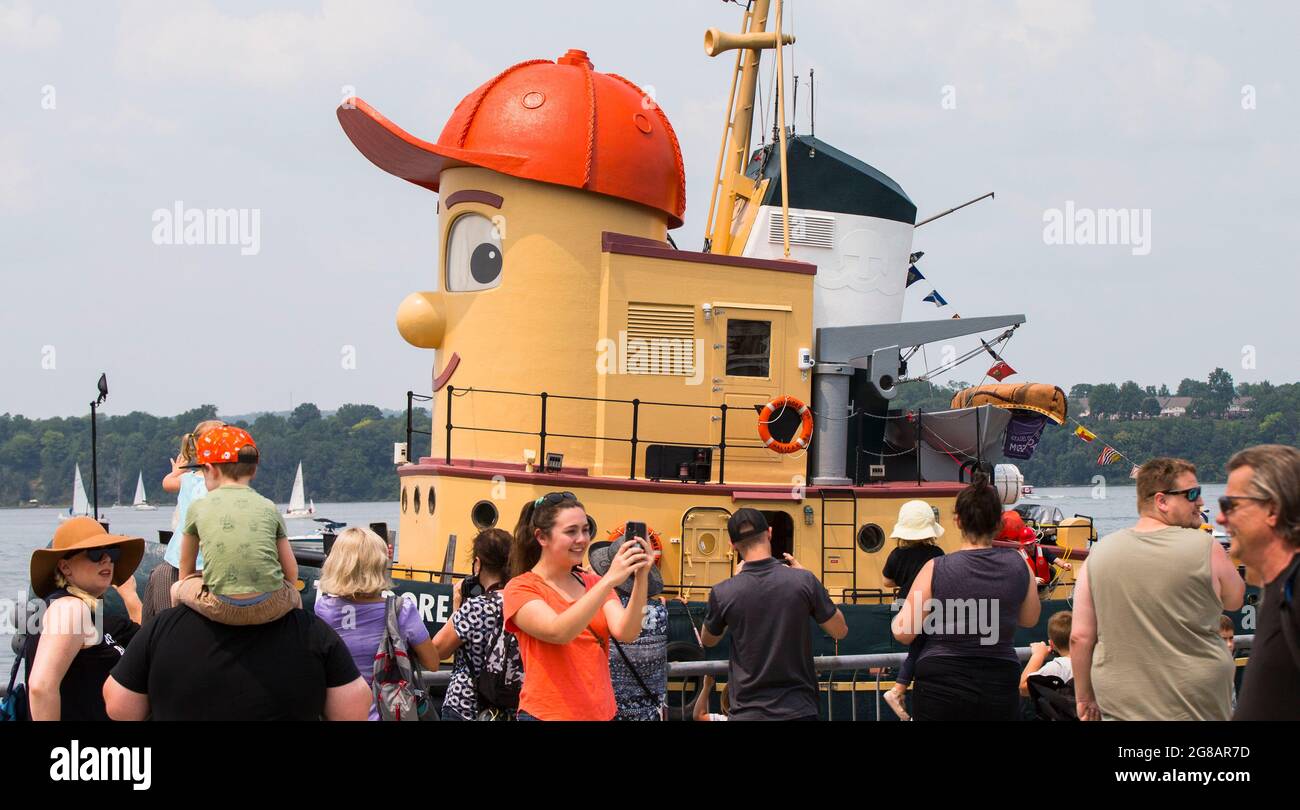 Hamilton, Canada. 18 luglio 2021. La gente dà il benvenuto al Tugboat Theodore anche al suo arrivo al Porto di Hamilton in Hamilton, Ontario, Canada, il 18 luglio 2021. Theodore Too, una replica di 65 piedi di amato personaggio televisivo per bambini, Theodore Tugboat, è arrivato a Hamilton la domenica dopo un viaggio da Halifax in una missione per promuovere la conservazione dell'acqua. Credit: Zou Zheng/Xinhua/Alamy Live News Foto Stock