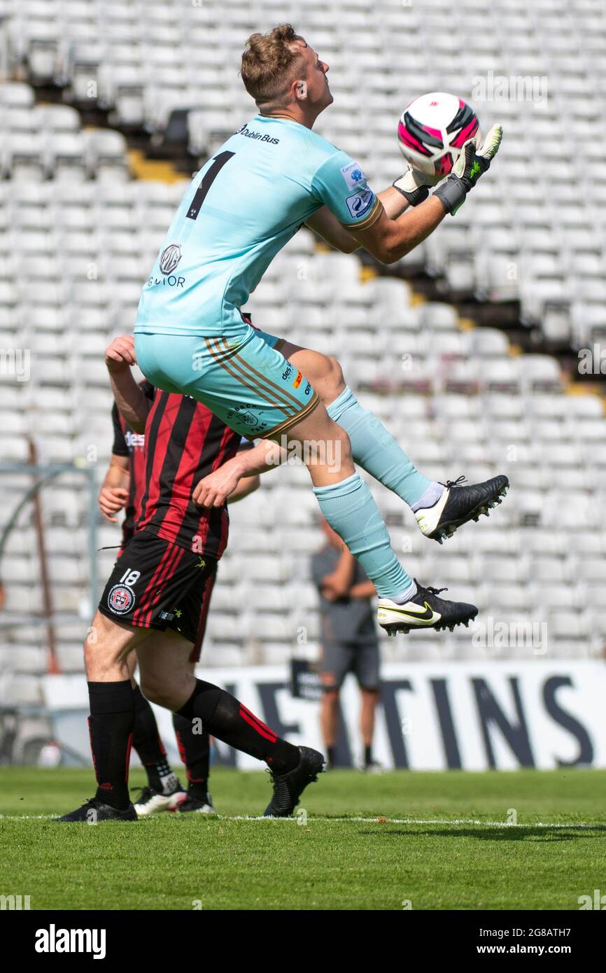 Dublino, Irlanda. 18 luglio 2021. James Talbot of Bohemians salta per la palla durante la partita SSE Airtricity Premier Division tra Bohemians FC e Longford Town al Dalymount Park di Dublino, Irlanda il 18 luglio 2021 (Foto di Andrew SURMA/SIPA USA). Credit: Sipa USA/Alamy Live News Foto Stock