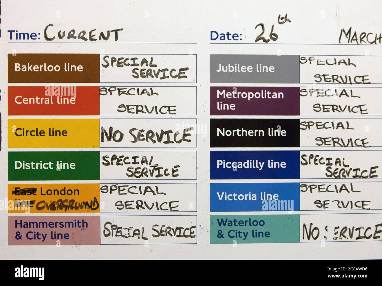 Londra, Regno Unito. 27 Marzo 2020. Un segno del sistema della metropolitana che mostra il servizio limitato che è in esecuzione con molti treni vuoti, durante il covid 19 restrizioni period.After più di un anno di restrizioni per i viaggiatori 'obbligatorio maschera indossare e di distanza sociale terminerà (Lunedi 19 luglio). Il governo ha ancora consigliato l'uso di maschere facciali e di lasciare spazio in spazi affollati all'interno. (Foto di Martin Pope/SOPA Images/Sipa USA) Credit: Sipa USA/Alamy Live News Foto Stock