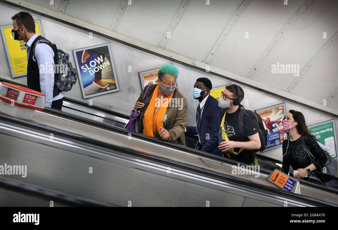 Londra, Regno Unito. 10 settembre 2020. I passeggeri che indossano rivestimenti per il viso utilizzano la scala mobile a Kings Cross, durante il periodo di validità delle 19 restrizioni. Dopo più di un anno di restrizioni per l'uso obbligatorio della maschera facciale e l'allontanamento sociale dei viaggiatori termineranno (lunedì 19 luglio). Il governo ha ancora consigliato l'uso di maschere facciali e di lasciare spazio in spazi affollati all'interno. (Credit Image: © Martin Pope/SOPA Images via ZUMA Press Wire) Foto Stock