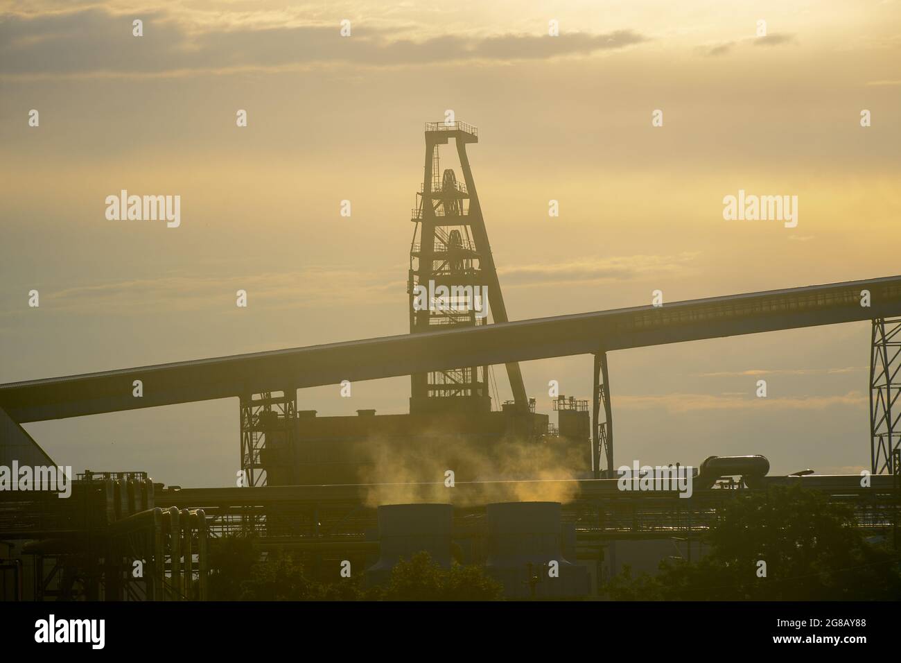 Zielitz, Germania. 16 luglio 2021. Sistemi di trasporto a torre e a nastro dell'impianto per il cloruro di potassio di Zielitz K S minerali e agricoltura. Nel sito vicino alla capitale dello stato Magdeburg, l'azienda mineraria sali grezzi contenenti potassio, da cui vengono prodotti fertilizzanti al potassio e cloruro di potassio per mangimi o per usi industriali. Credit: Klaus-Dietmar Gabbert/dpa-Zentralbild/ZB/dpa/Alamy Live News Foto Stock