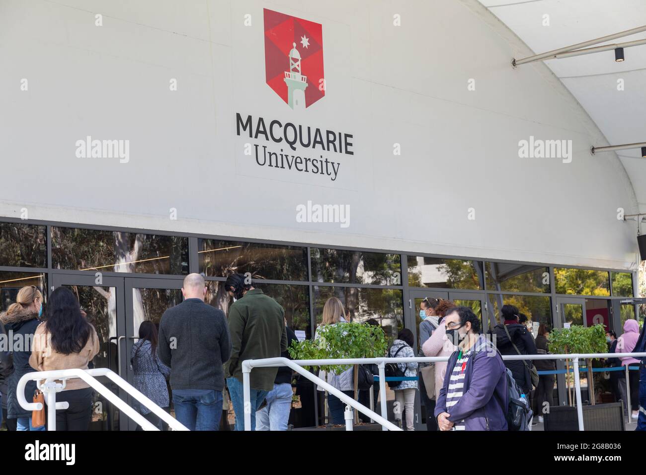 Covid 19 centro di vaccinazione nel campus della Macquarie University, le persone si accodano al centro di vaccinazione di Sydney per ricevere il vaccino per la Covid 19 Foto Stock