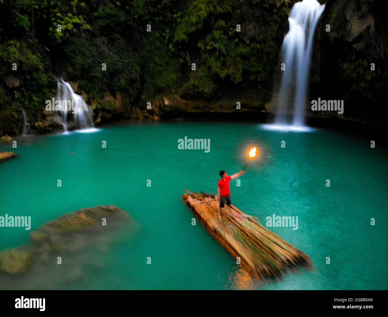 Bella cascata con acqua verde nel distretto di Moc Chau nord del Vietnam Foto Stock