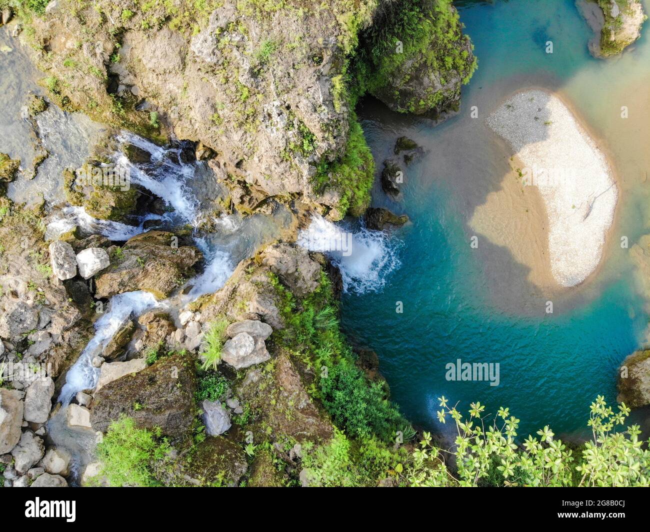 Bella cascata con acqua verde nel distretto di Moc Chau nord del Vietnam Foto Stock