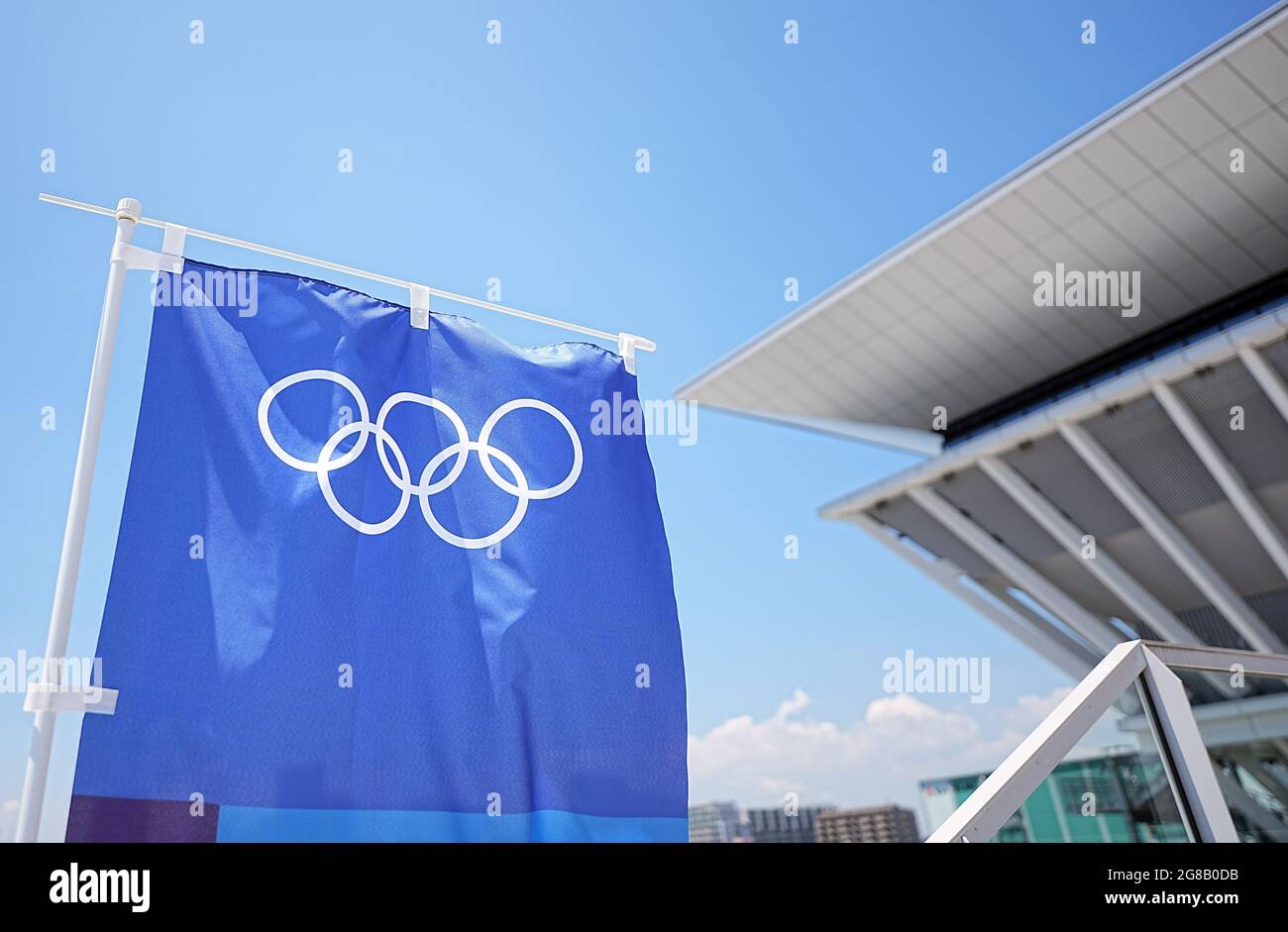 Tokio, Giappone. 19 luglio 2021. Una bandiera con gli anelli olimpici pende di fronte ad un edificio. Le Olimpiadi di Tokyo 2020 si terranno dal 23.07.2021 al 08.08.2021. Credit: Michael Kappeler/dpa/Alamy Live News Foto Stock