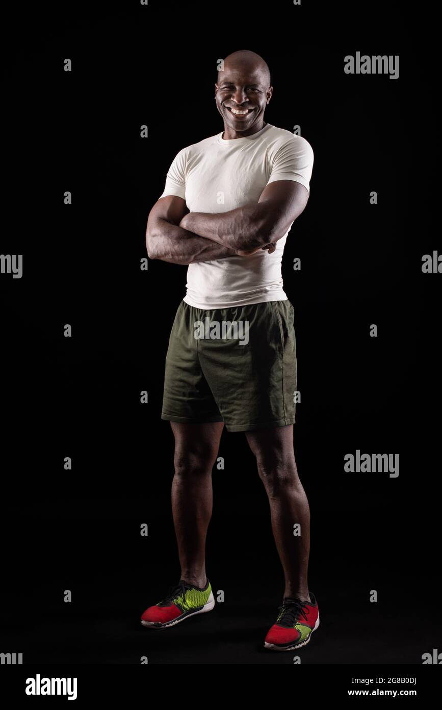 Ritratto di uomo adulta afroamericano che indossa abbigliamento sportivo Foto Stock