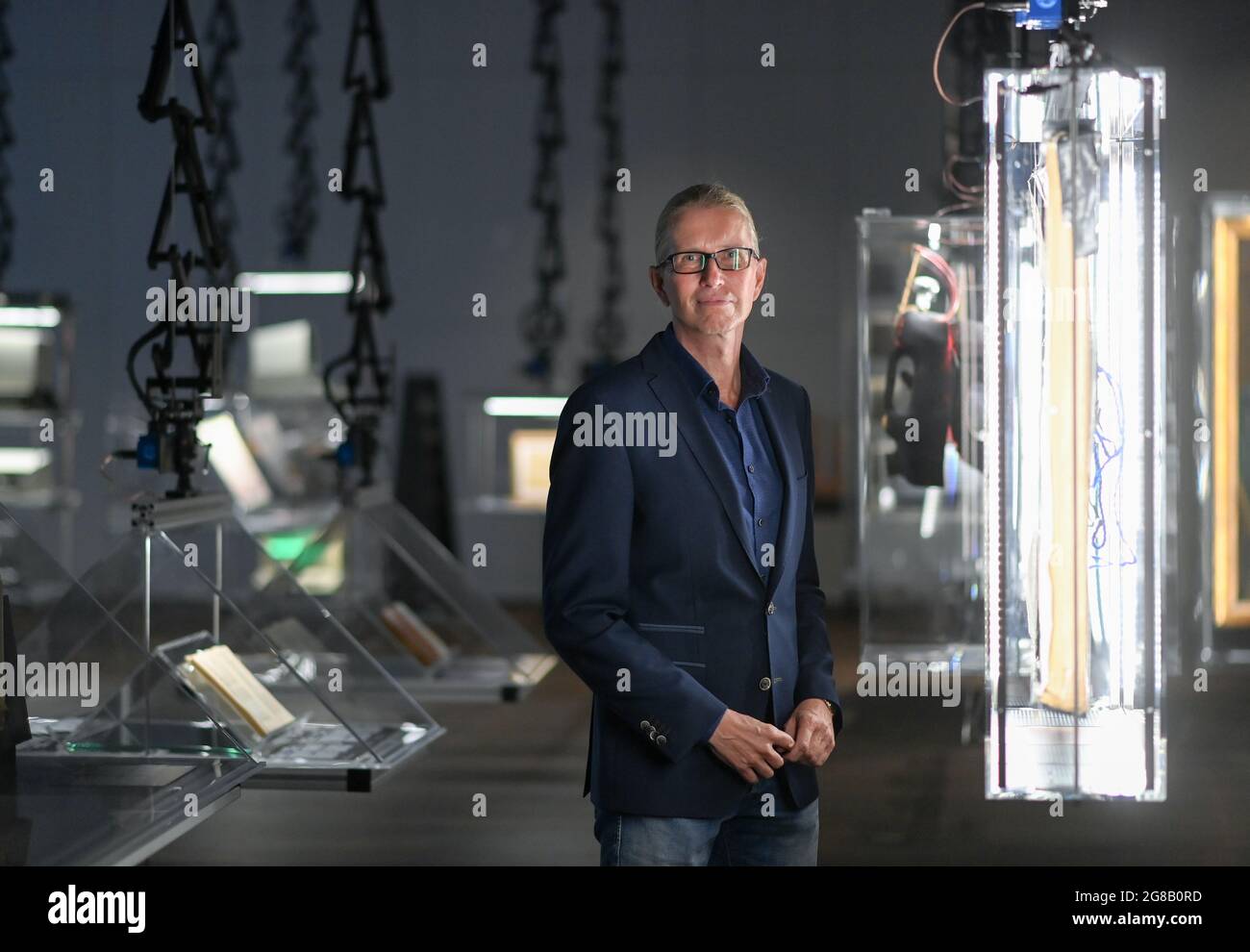 Berlino, Germania. 09 luglio 2021. Il curatore Gorch Pieken si trova nella mostra "After Nature" presso il laboratorio Humboldt, parte dell'Università di Humboldt al Forum Humboldt. Lo spettacolo, che può essere visitato all'apertura della struttura il 20 luglio, mostra gli effetti del cambiamento ambientale globale prodotto dall'uomo come una minaccia per l'umanità e gli approcci per risolverlo. L'ingresso al laboratorio Humboldt è gratuito. Credit: Jens Kalaene/dpa-Zentralbild/dpa/Alamy Live News Foto Stock