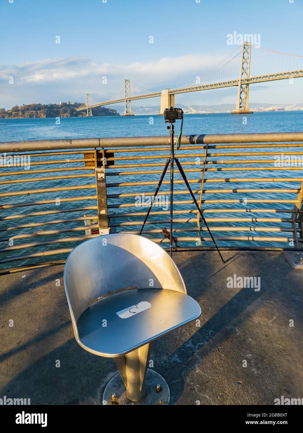 Fotocamera e cavalletto per scattare foto al San Francisco Oakland Bay Bridge in California Foto Stock