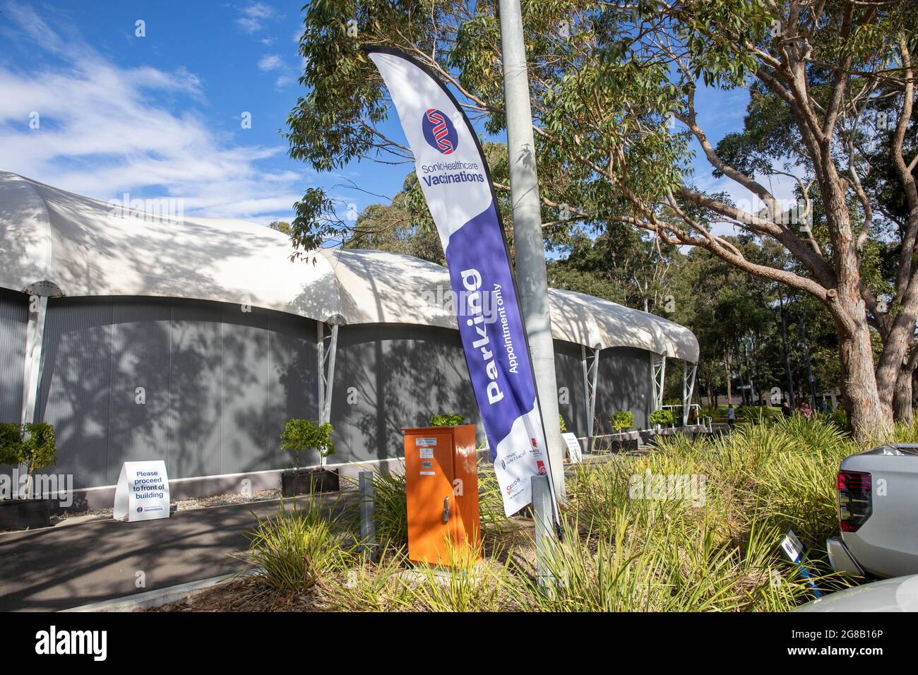 Covid 19 centro di vaccinazione nel campus della Macquarie University, le persone si accodano al centro di vaccinazione di Sydney per ricevere il vaccino per la Covid 19 Foto Stock
