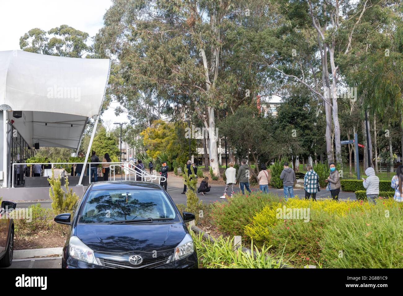 La gente si accosta per un covid 19 jab vaccinale in un centro a Macquarie Park, Sydney, Australia Foto Stock