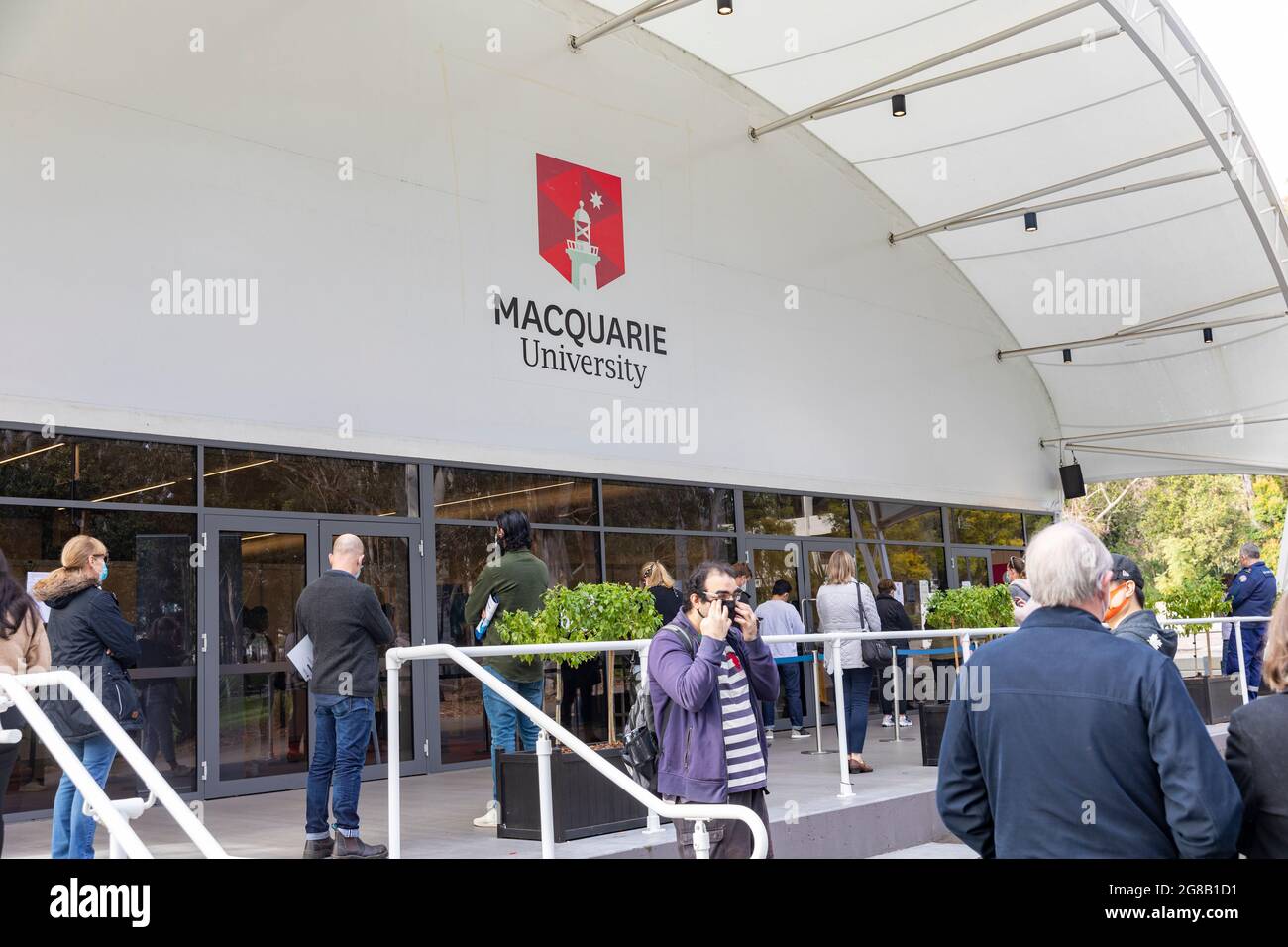 Covid 19 centro di vaccinazione nel campus della Macquarie University, le persone si accodano al centro di vaccinazione di Sydney per ricevere il vaccino per la Covid 19 Foto Stock