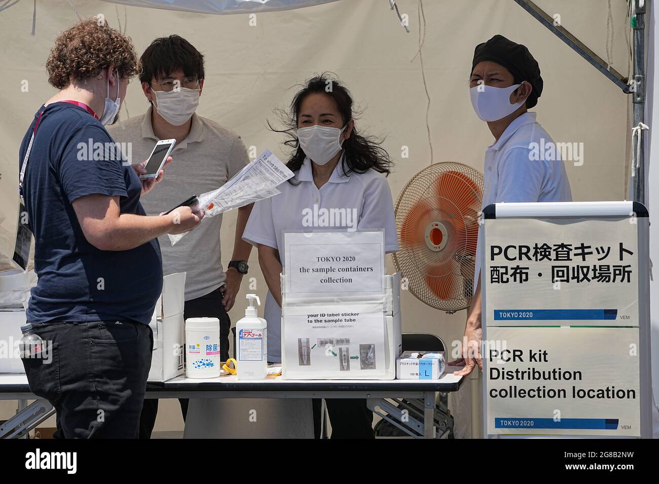 Tokio, Giappone. 19 luglio 2021. Un uomo registra il suo campione di saliva dal test Corona PCR in un punto di raccolta. Le Olimpiadi di Tokyo 2020 si terranno dal 23.07.2021 al 08.08.2021. Credit: Michael Kappeler/dpa/Alamy Live News Foto Stock