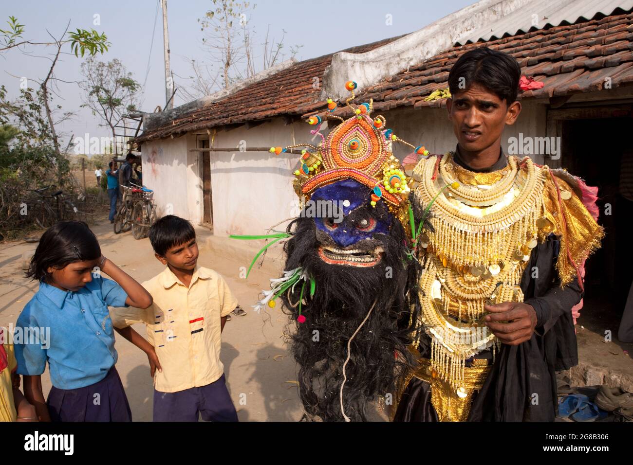 I ballerini Chou si preparano per la danza chou, una danza popolare dell'India, dove l'acrobazie gioca un ruolo importante. Il tema di tale danza è dalla mitologia indù. Foto Stock