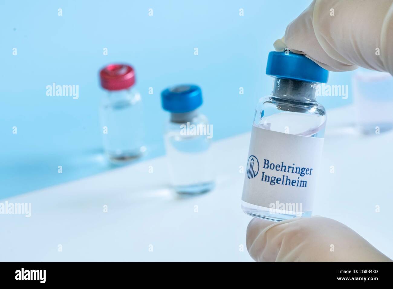 Fiale di liquido su un tavolo bianco e il logo Boehringer Ingelheim, grande azienda farmaceutica. 15 marzo 2021. Barnaul, Russia. Foto Stock