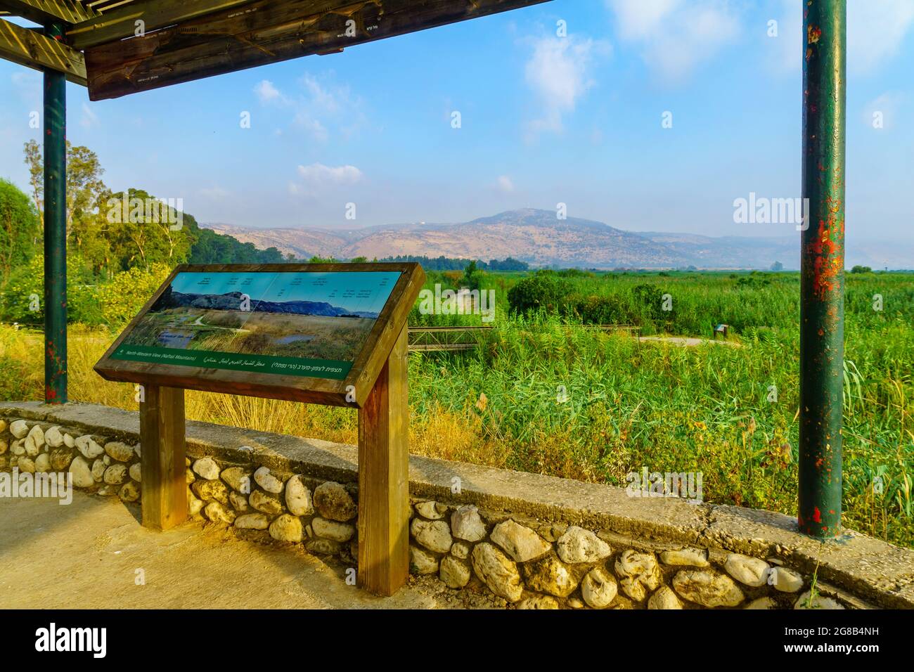 Hula, Israele - 16 luglio 2021: Vista di un punto di osservazione con i segni di spiegazione, nella Riserva Naturale di Hula, Israele del Nord Foto Stock