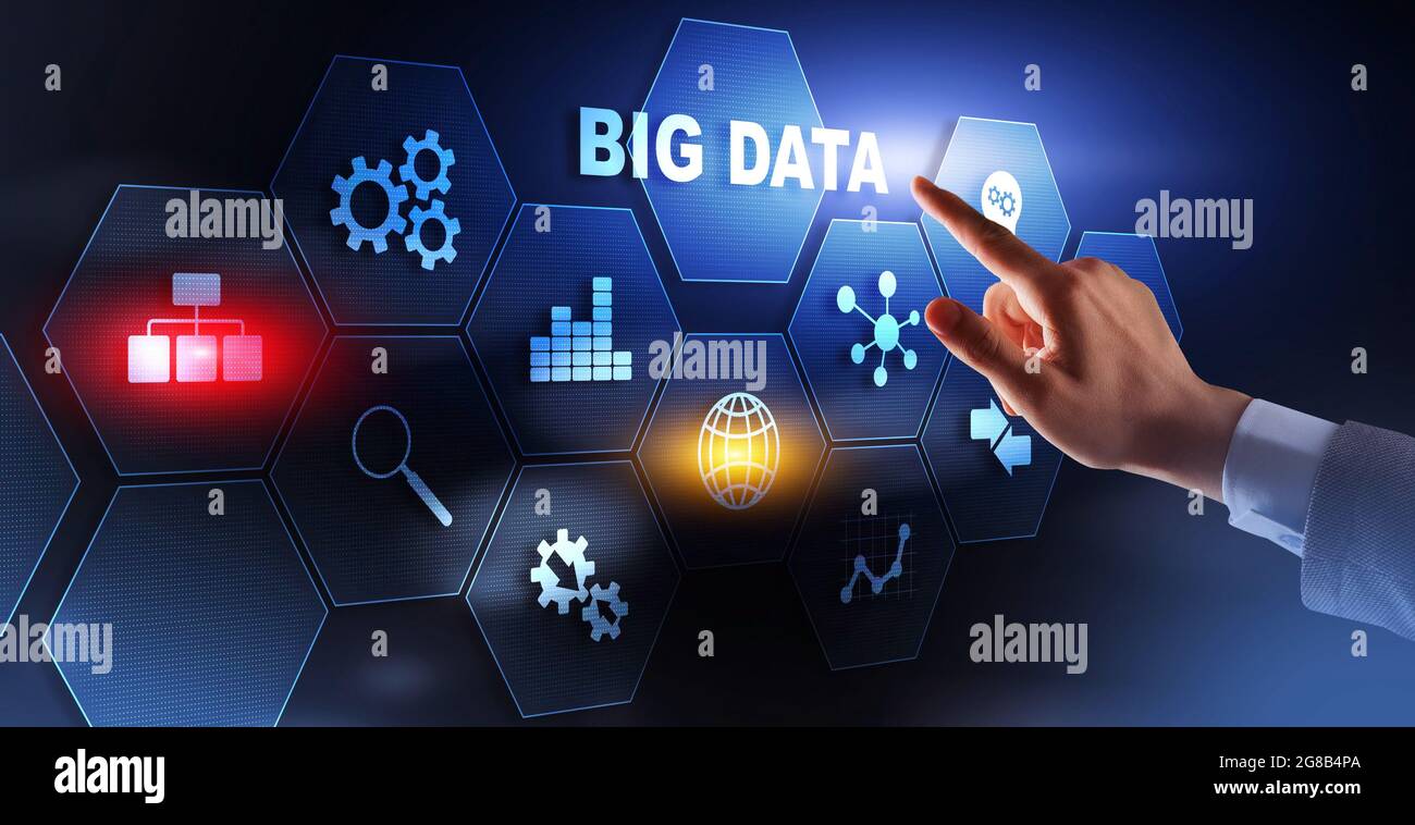Uomo che preme il pulsante Big Data sullo schermo virtuale con icone digitali Foto Stock