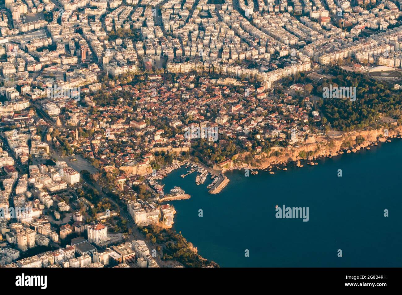 Antalya città vecchia Kaleici visto dalla finestra dell'aeroplano al tramonto, Turchia Foto Stock