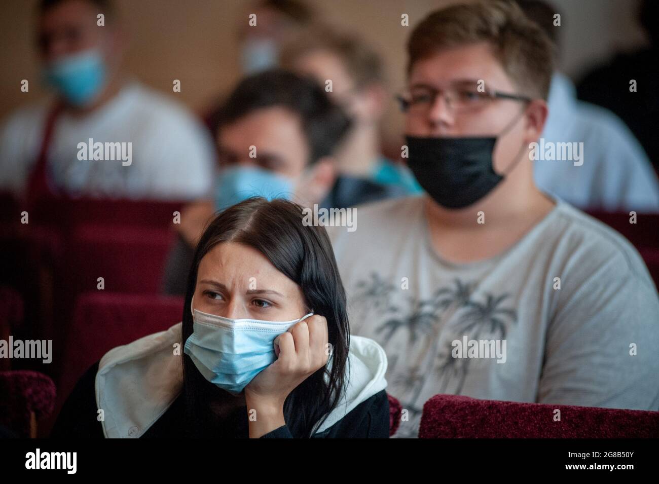 Tambov, Russia. 1 luglio 2021. I giovani che indossano maschere protettive durante un seminario scientifico sulle scienze tecniche presso la Casa della Gioventù. Il numero di persone infettate da coronavirus è aumentato in modo significativo in Russia. Il 17 luglio 2021, il numero totale di persone infette in Russia era di 5,933,115 di queste, 5,322,345 recuperate. 147,655 persone sono morte. (Immagine di credito: Immagini © Lev Vlasov/SOPA tramite CAVO ZUMA Press) Foto Stock