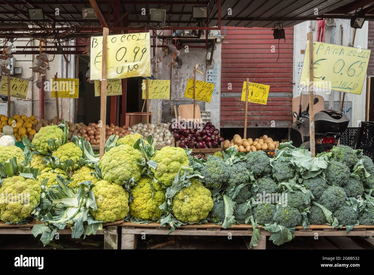 Verdure fresche al mercato Ballaro di Palermo, Sicilia Foto Stock