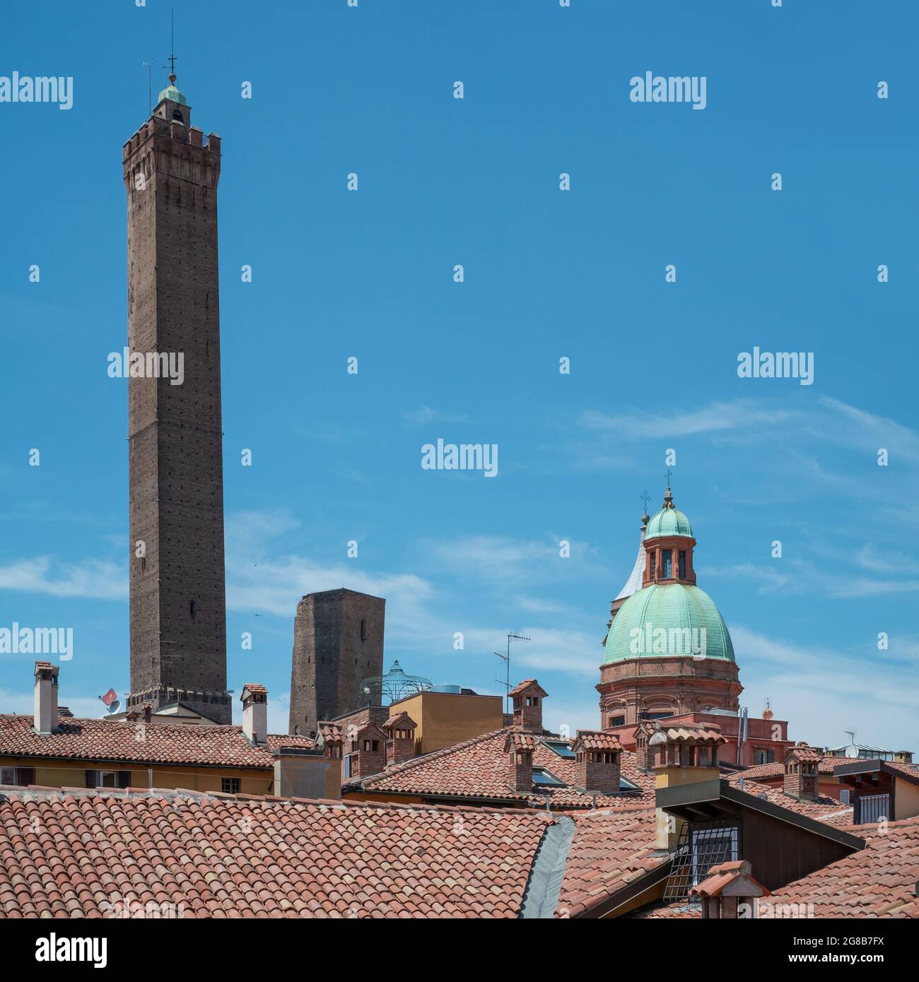 Suggestiva vista sui tetti, le Torri e il Duomo nel centro di Bologna. Emilia e Romagna, Italia Foto Stock
