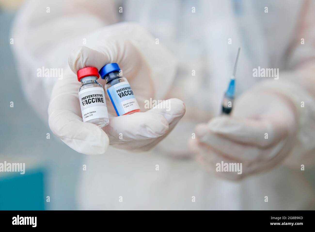 Mano del medico in Guanti che tiene il vaccino di Coronavirus. Protezione della popolazione dall'infezione da coronavirus. Sviluppo di un nuovo vaccino contro coron Foto Stock